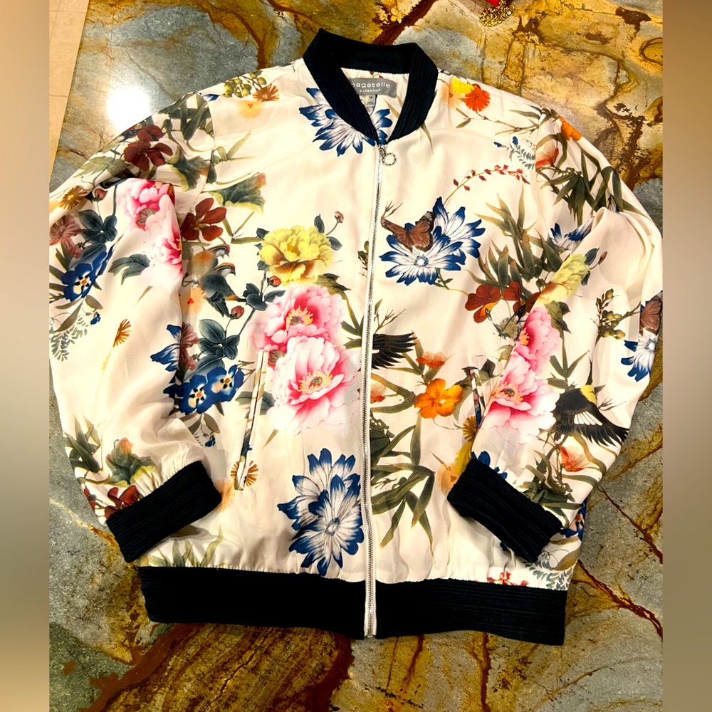 NWOT Bagatelle Silky Floral 🌺 💛 Bomber Jacket Size Medium 🖤 Black Trim 💓💙